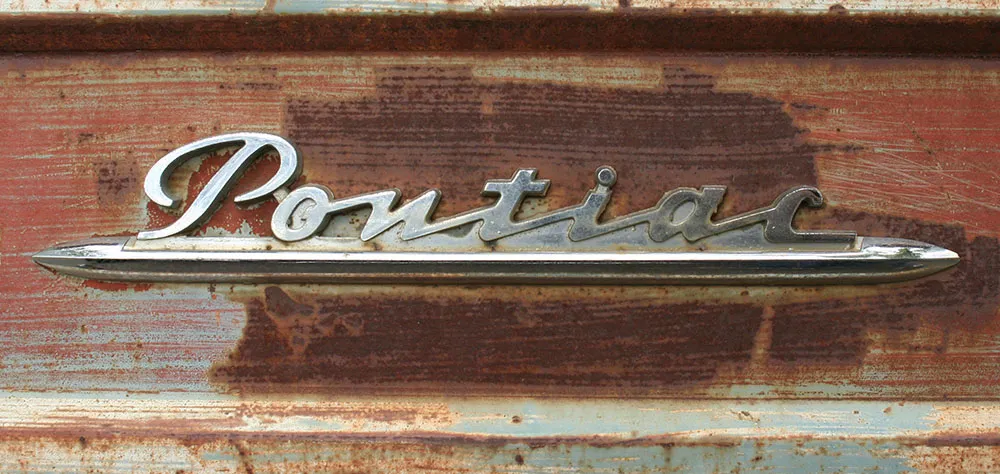 Pontiac nameplate.